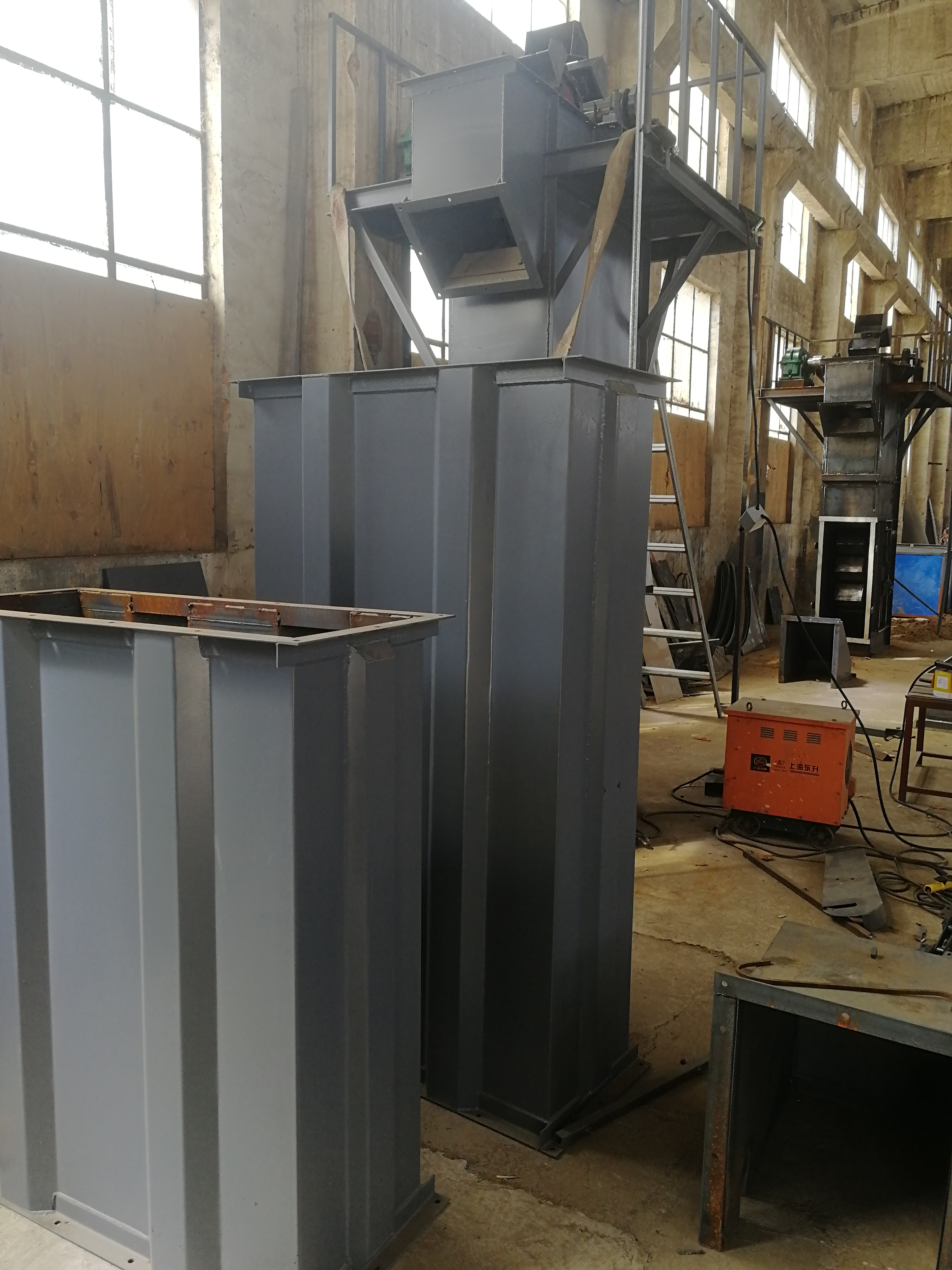 斗式提升機配件料斗規(guī)格種類形式以及如何選用 (斗式提升機配件圖片)