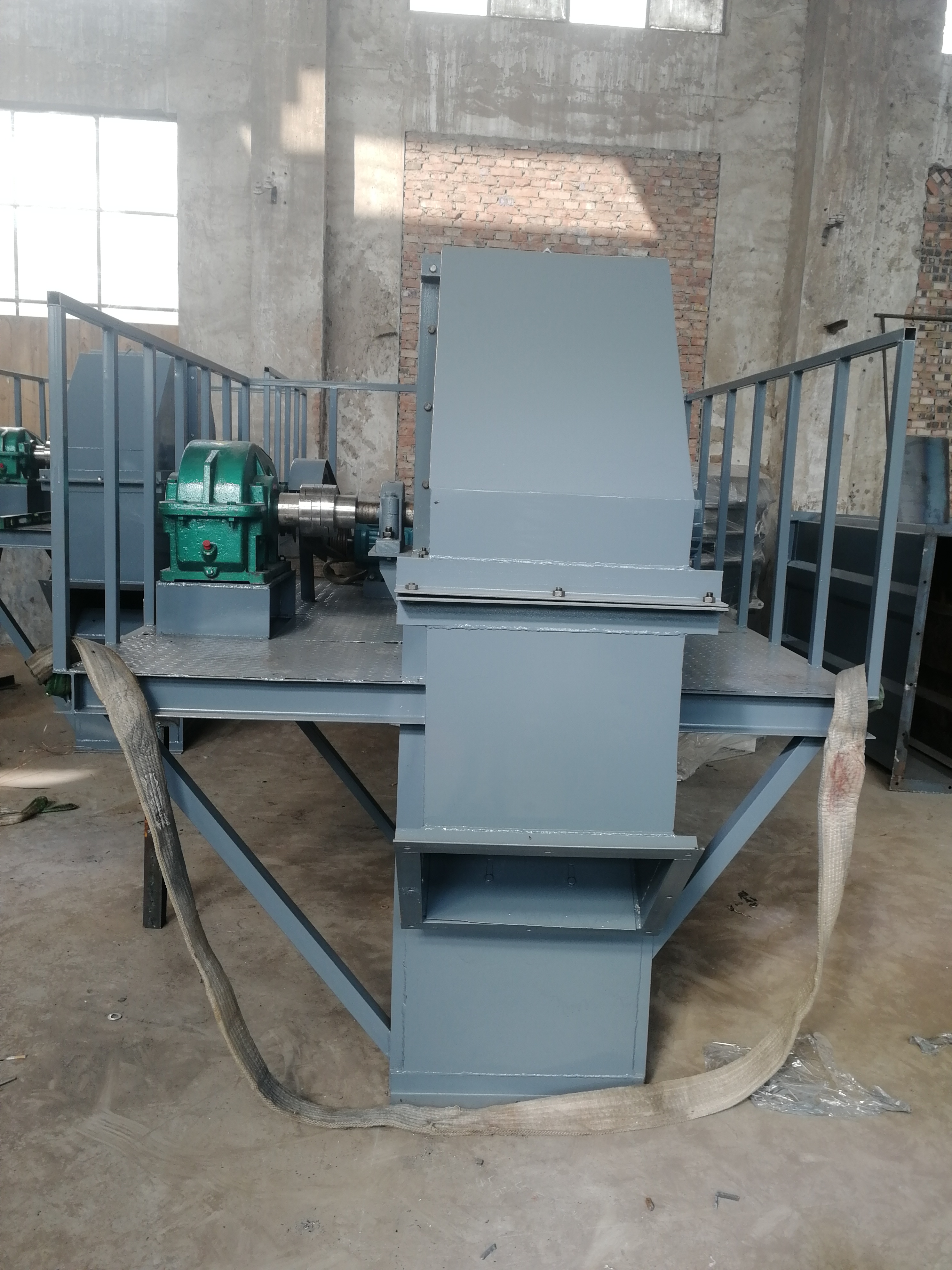 斗式提升機(jī)工作原理及發(fā)展？ (斗式提升機(jī)結(jié)構(gòu)圖)